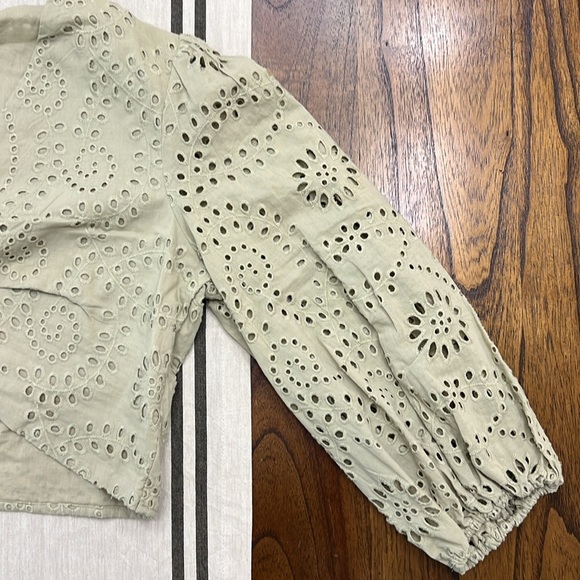 Express Eyelet Crop top with Balloon sleeves, New without Tags! Size Medium - Picture 4 of 6